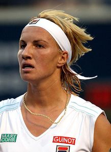 Kuznetsova into last 16