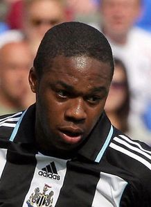 N'Zogbia signs new deal