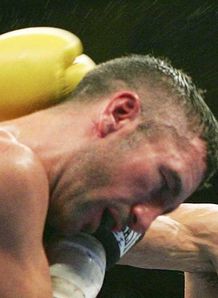 Wayne McCullough_in action against Oscar Larios