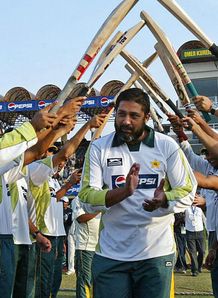 Inzamam falls just short