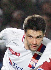Knee injury for Toulalan