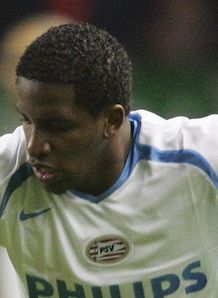 Farfan makes Schalke switch