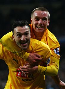 Ten-man Spurs stun City
