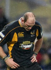 Lawrence Dallaglio looking down after defeat to Clermont