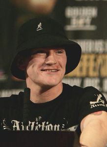 Hatton signs for Golden Boy