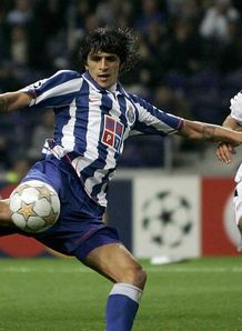 Porto ease into last 16