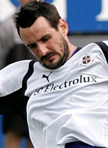 Canaries close on Bell