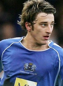 Posh winger pens new deal