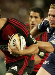 Dan Carter gets away from Tiaan Liebenberg Dan Carter gets away from Tiaan Liebenberg