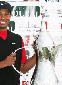 Tiger Woods with Dubai trophy 08