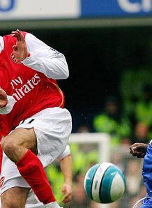 Football Premier League Chelsea Arsenal Robin van Persie Essien