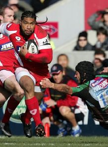 Lesley Vainikolo goes on a rampaging run against Harlequins Lesley Vainikolo goes on a rampaging run against Harlequins