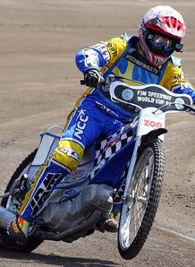 Lindgren stars in Wolves win