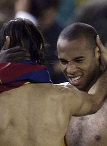 robert pires comforts Thierry henry