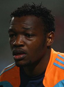 Mandanda eyes England move