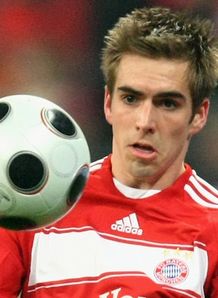 Lahm extends Bayern deal