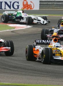 fernando alonso leads lewis hamilton bahrain gp 6/4/2008