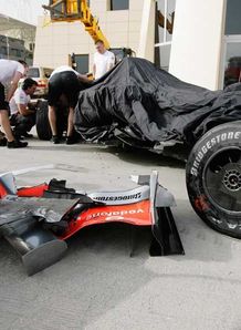 lewis hamilton mclaren bahrain gp practice accident 4/4/2008