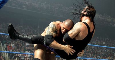 WWE Smackdown: Batista fights back against World Heavyweight Champ the Undertaker