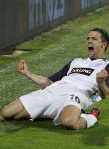 Rangers v Fiorentina Nacho Novo winning penalty celeb slide