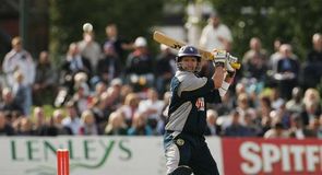 Kent cruise to victory