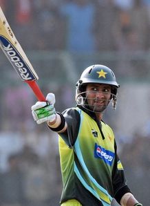 Malik steers Pakistan home
