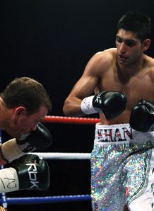 Amir Khan knocks down Michael Gomez