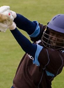 Hinds signs new Derby deal