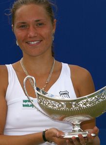 Bondarenko wins first title