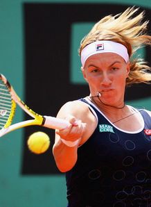 Kuznetsova powers through