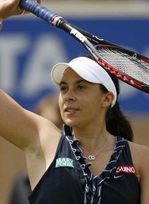 Bartoli through to last eight