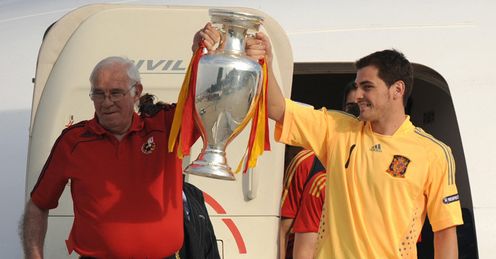 Spain coach Luis Aragones and captain Iker Casillas step off the plane clutching the trophy.