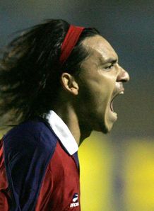 Pinilla parting shot for Hearts