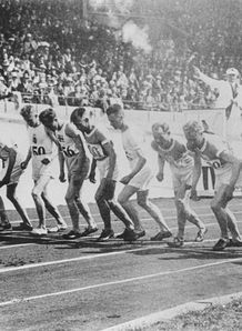 The 5,000m gets under way.
