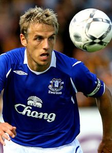 Neville signs new Everton deal