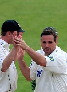 Mark Ealham Nottinghamshire celebrating a wicket