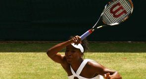 Venus Williams made a flying start to her semi-final with two early breaks of serve.