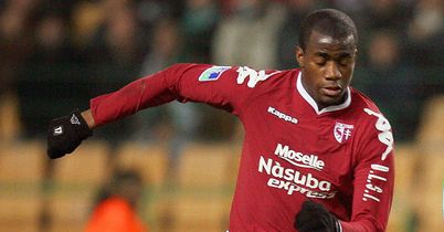 Everton in for Bassong