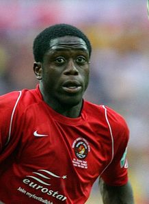 Robins swoop for Akinde