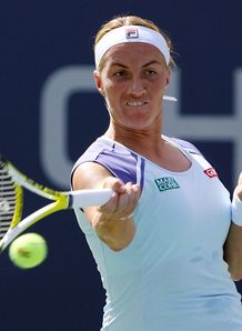 Kuznetsova crashes out