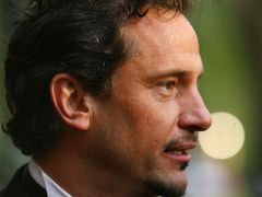 Newport boss Dean Holdsworth