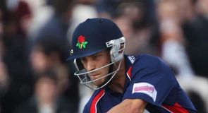 Du Plessis stays with Lancs
