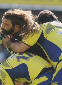 Chabal wrapped up by Clermont Chabal wrapped up by Clermont