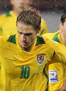 Edwards out to keep place