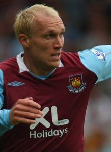 Pulis puts Ashton hunt on hold