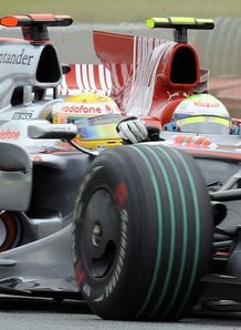 Lewis Hamilton collides with Felipe Massa Japanese GP 12/10/2008