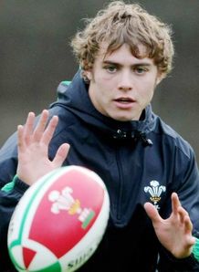 Leigh Halfpenny Wales training