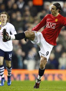 United fail to close gap
