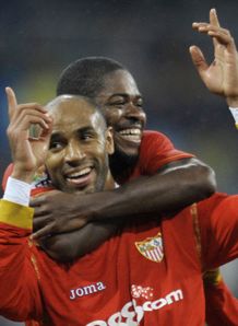 Kanoute stays with Sevilla
