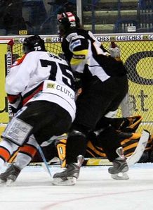 Vipers strike late to go top